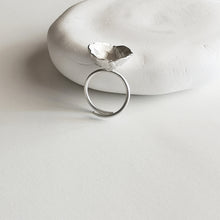 Χειροποίητο δαχτυλίδι σε αφαιρετικό σχήμα λουλουδιού Bloom (ασήμι) - 1