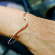 Χειροποίητo, μίνιμαλ, ασημένιo βραχιόλι Texture - 3