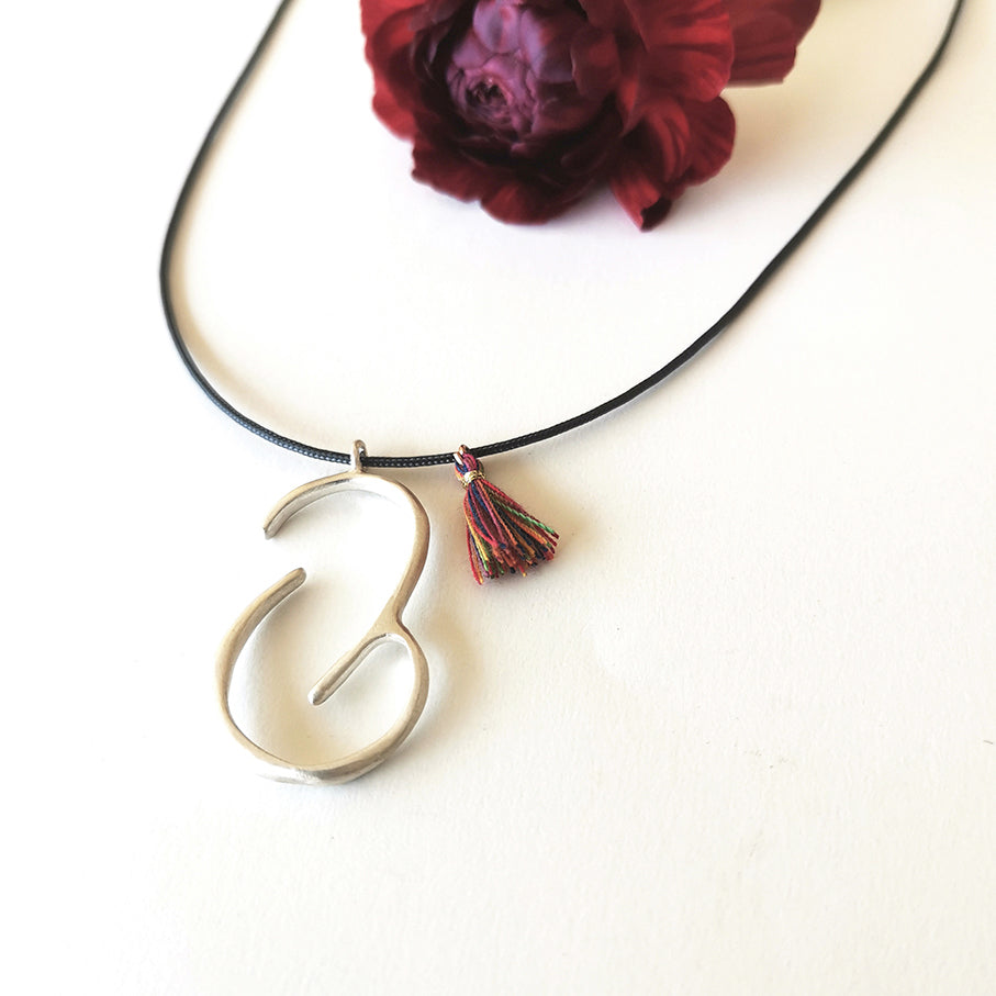 Γούρι 2026 | Αγκαλιά | Κολιέ με κορδόνι (ασήμι)