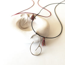 Γούρι 2026 | Αγκαλιά | Κολιέ με κορδόνι (ασήμι) - 1
